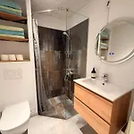 Cozy, Totally Renovated Apartment, Sleeps 6