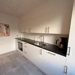 شقة Cozy, Totally Renovated Apartment, Sleeps 6 *