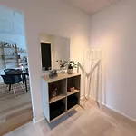 Cozy, Totally Renovated Apartment, Sleeps 6 شقة *