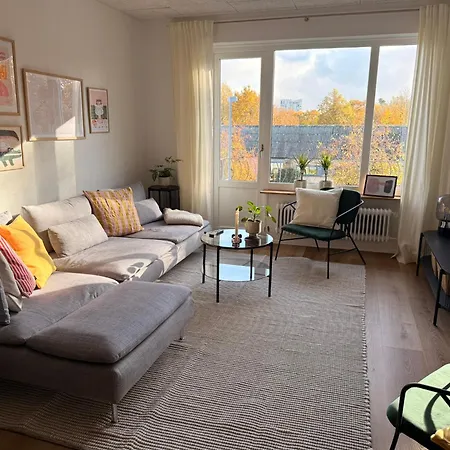 Cozy, Totally Renovated Apartment, Sleeps 6 *