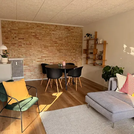 Cozy, Totally Renovated Apartment, Sleeps 6