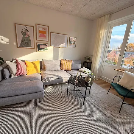 Cozy, Totally Renovated Apartment, Sleeps 6