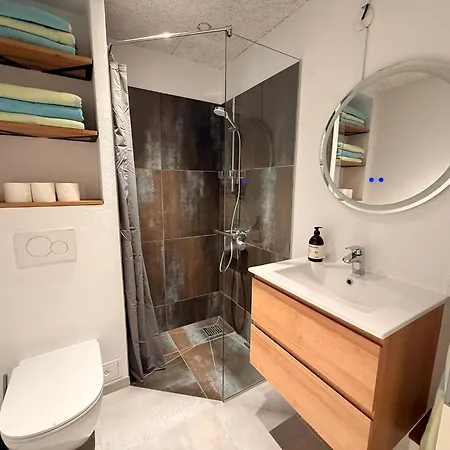 Cozy, Totally Renovated Apartment, Sleeps 6