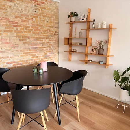 Cozy, Totally Renovated Apartment, Sleeps 6 *