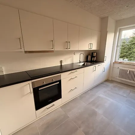 Cozy, Totally Renovated Apartment, Sleeps 6 * ヘアニング