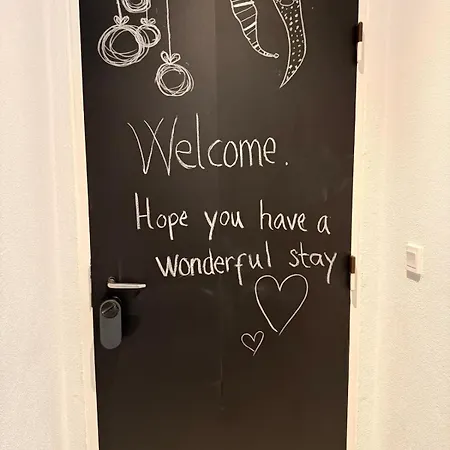 Cozy, Totally Renovated Apartment, Sleeps 6
