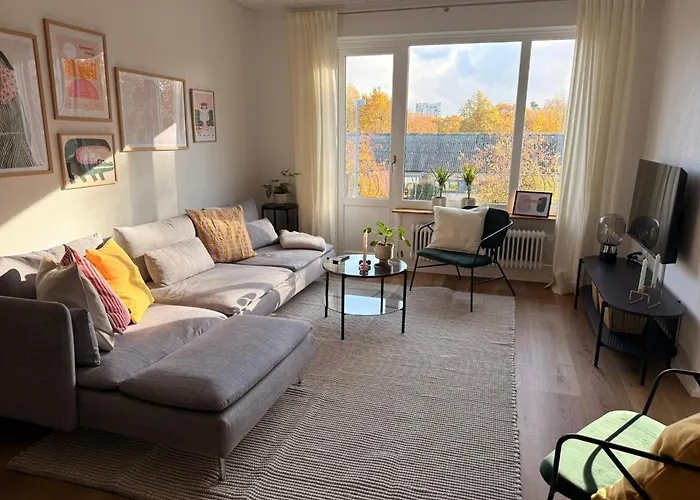 Cozy, Totally Renovated Apartment, Sleeps 6 *