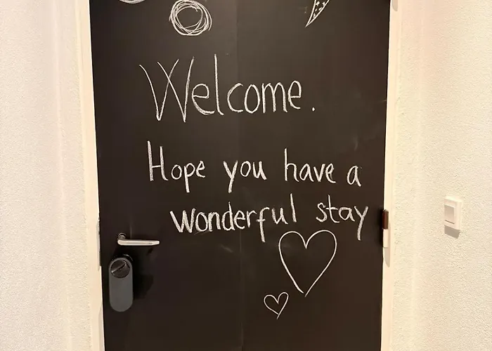 Cozy, Totally Renovated Apartment, Sleeps 6